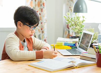 LÀM THẾ NÀO BẢO VỆ ĐÔI MẮT TRẺ KHI HỌC ONLINE TRONG MÙA DỊCH COVID-19?