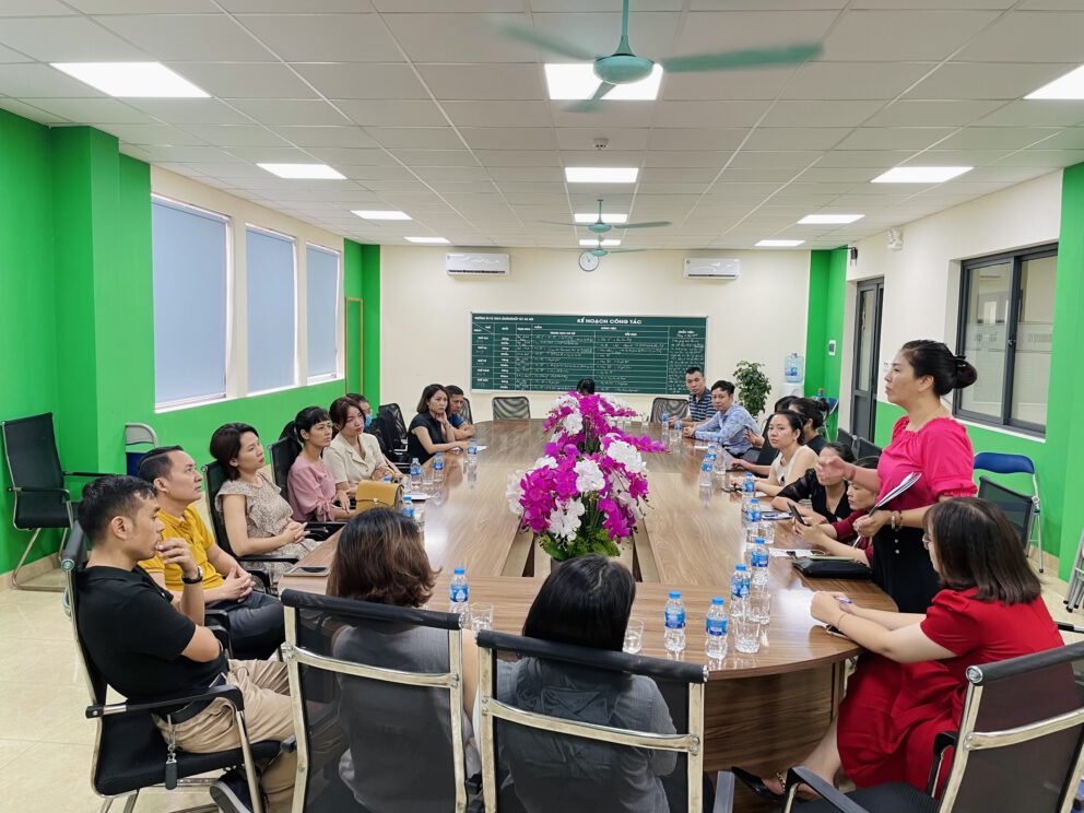 Hội cha mẹ học sinh đến kiểm tra tại cơ sở trường Liên cấp Lômônôxốp Tây Hà Nội