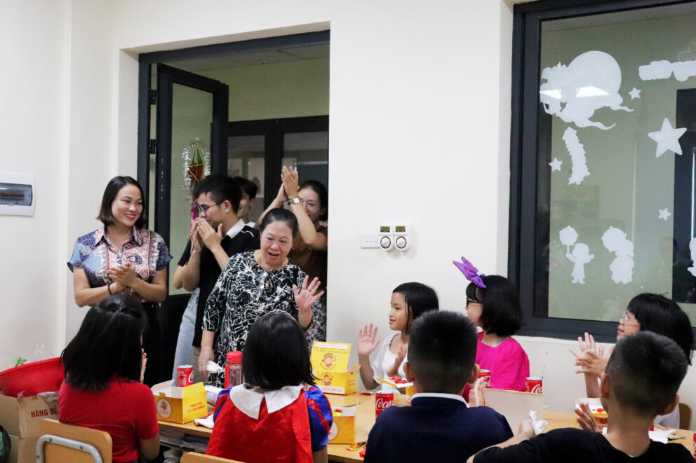 Cô Dương Ngọc Bảo - Hiệu trưởng trường Liên cấp Lômônôxốp Tây Hà Nội ghé thăm và chúc mừng các lớp