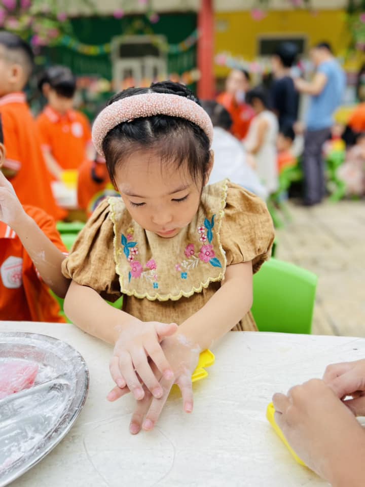 Hoạt động làm bánh dẻo được các con học sinh yêu thích tham gia tại trường mầm non Lômônôxốp An Khánh