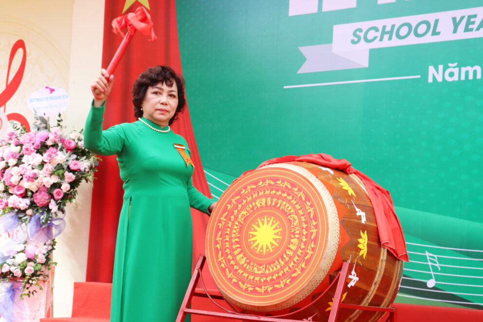 Cô Nguyễn Thị Thu Mai - Hiệu trưởng Trường Tiểu học Lômônôxốp đánh trống khai trường