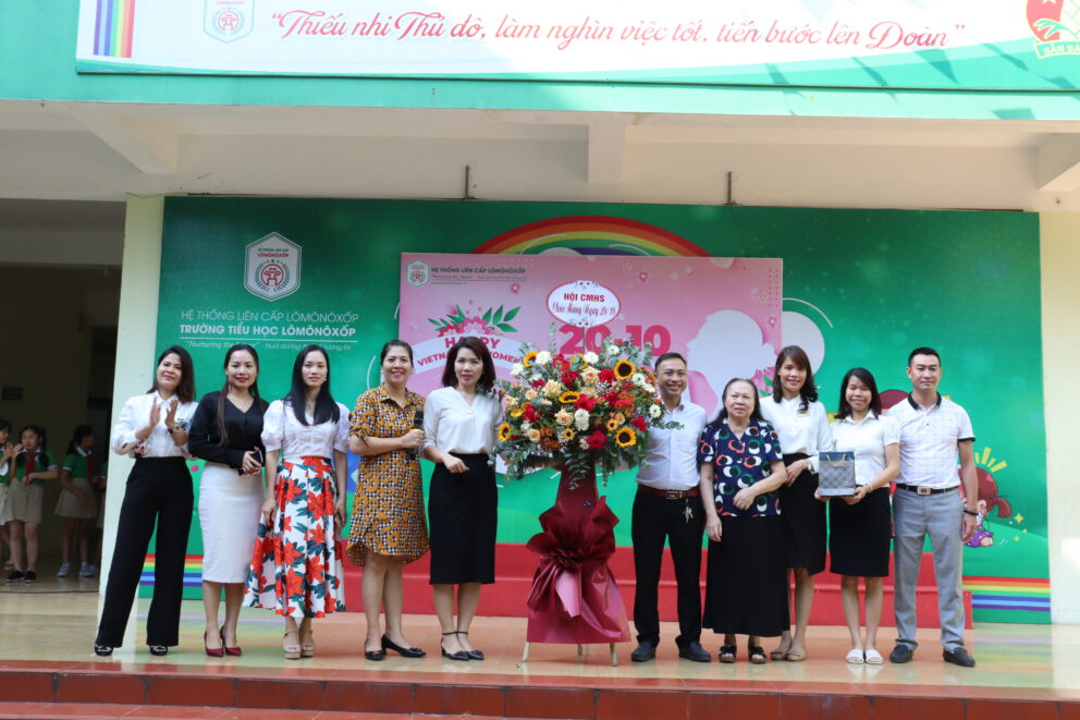 BCH Hội Cha mẹ học sinh tặng hoa cho cô trò và nhân viên nữ trong nhà trường