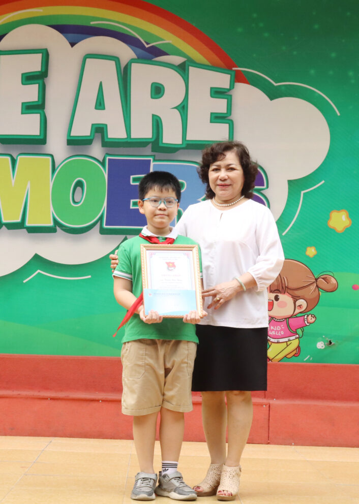 Cô Nguyễn Thị Thu Mai - Hiệu trưởng trường Tiểu học Lômônôxốp trao tặng giấy khen và phần thưởng cho học sinh Trịnh Bảo Huy
