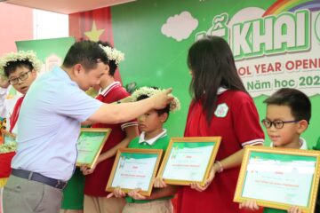 HỆ THỐNG LIÊN CẤP LÔMÔNÔXỐP TRAO TẶNG HỌC BỔNG TÀI NĂNG LÔMÔNÔXỐP CHO HỌC SINH NĂM HỌC 2023 – 2024