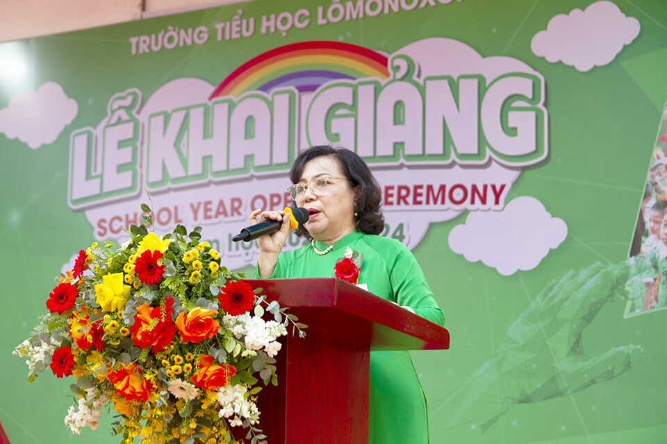 Cô Nguyễn Thị Thu Mai - Hiệu trưởng Trường Tiểu học Lômônôxốp đọc diễn văn khai giảng