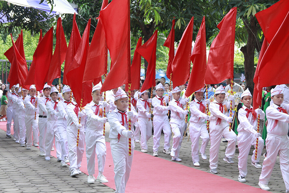 Màn diễu hành đặc sắc của đội hồng kỳ trường Tiểu học Lômônôxốp