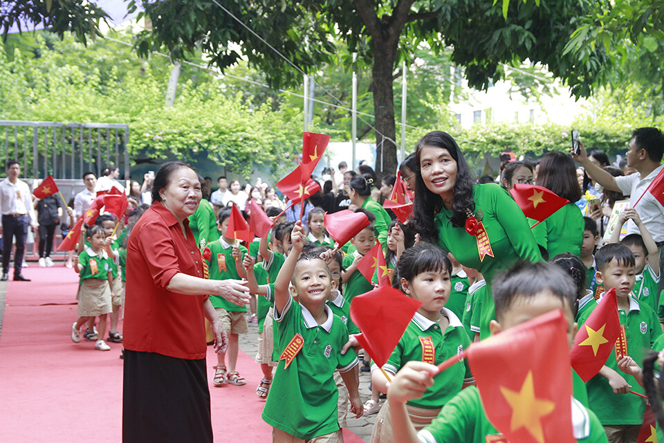 Bà Nguyễn Thị Ngọc Hồng - Ủy viên Hội đồng trường đón các con học sinh lớp 1