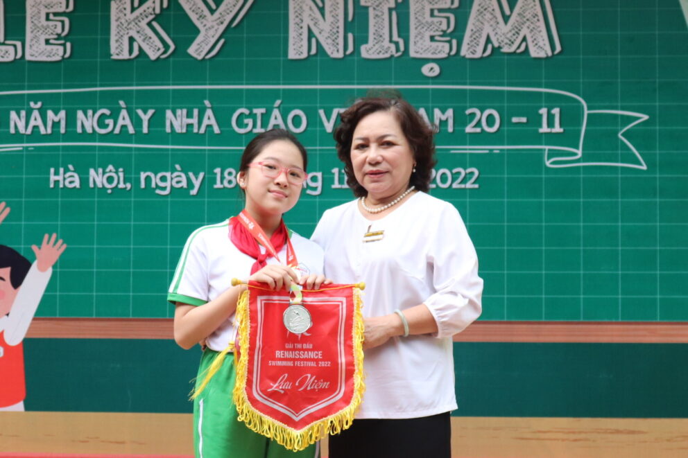 Cô Nguyễn Thu Mai - Hiệu trưởng Nhà trường trao Huy chương Bạc Giải Swimming Festival cho học sinh Bùi Phương Kim