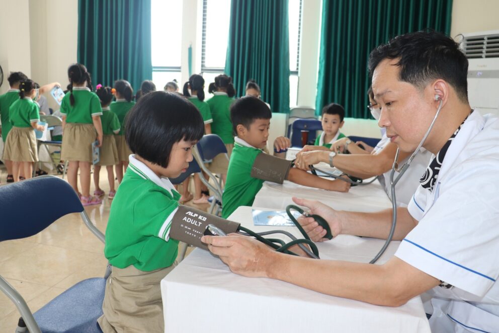 Trong 2 ngày 27 và 28/09/2023, Lomoers trường Liên cấp Lômônôxốp Tây Hà Nội đã được khám sức khỏe tổng quát đầu năm học với nhiều nội dung kiểm tra quan trọng.