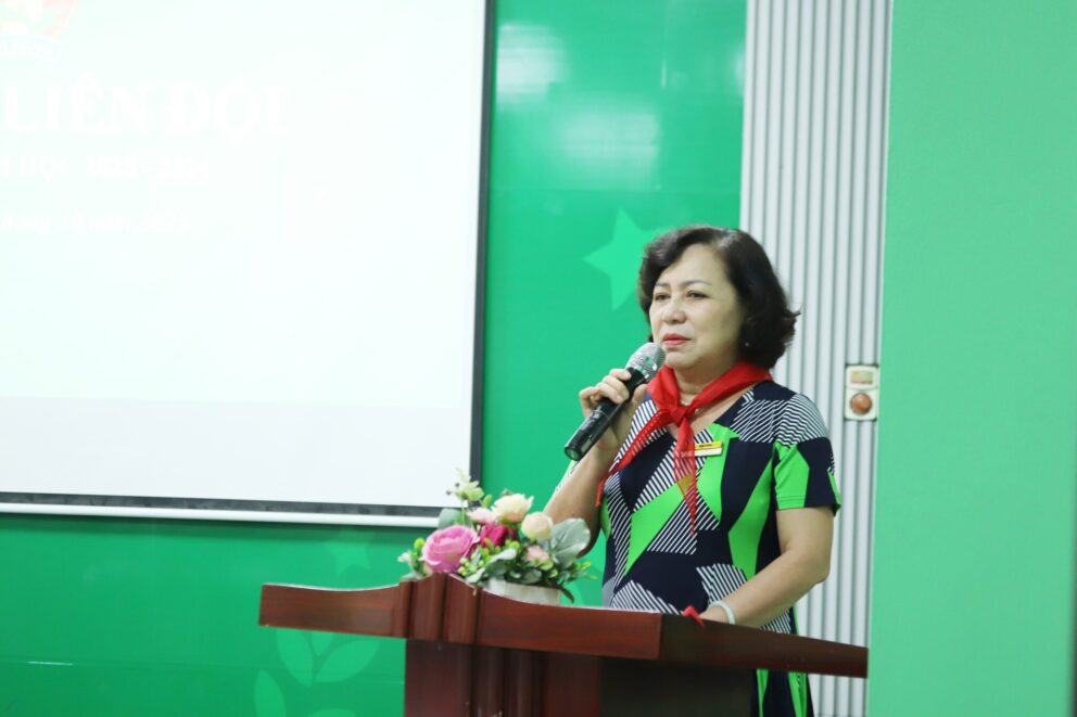 Cô Nguyễn Thị Thu Mai – Hiệu trưởng trường Tiểu học Lômônôxốp phát biểu tại Đại hội