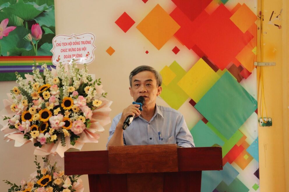 Thầy Nguyễn Thế Hùng - Hiệu trưởng nhà trường phát biểu tại Đại hội