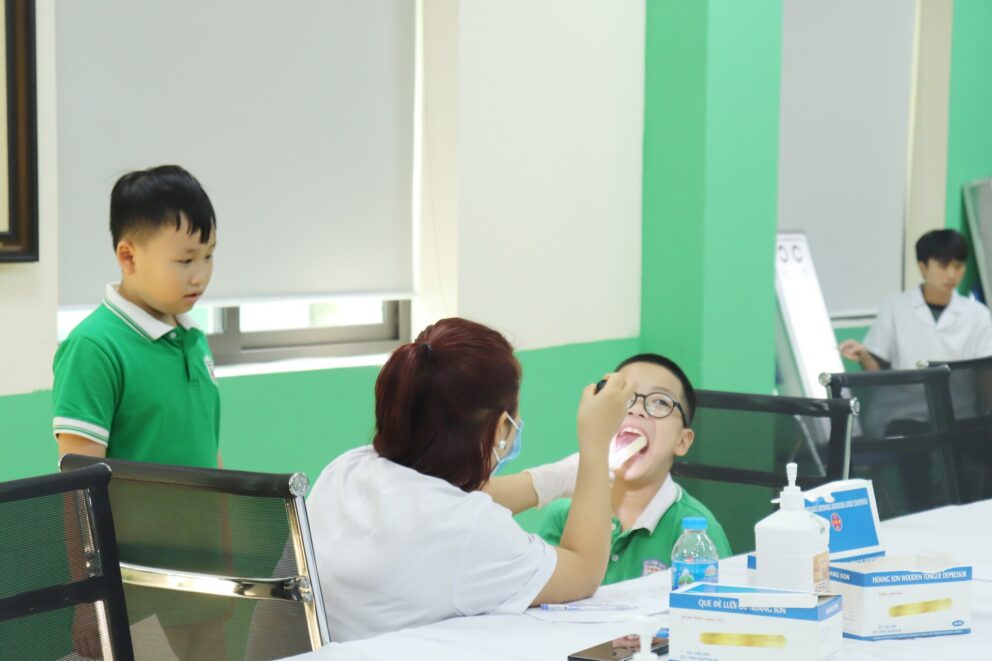 Khám răng miệng cho các con học sinh