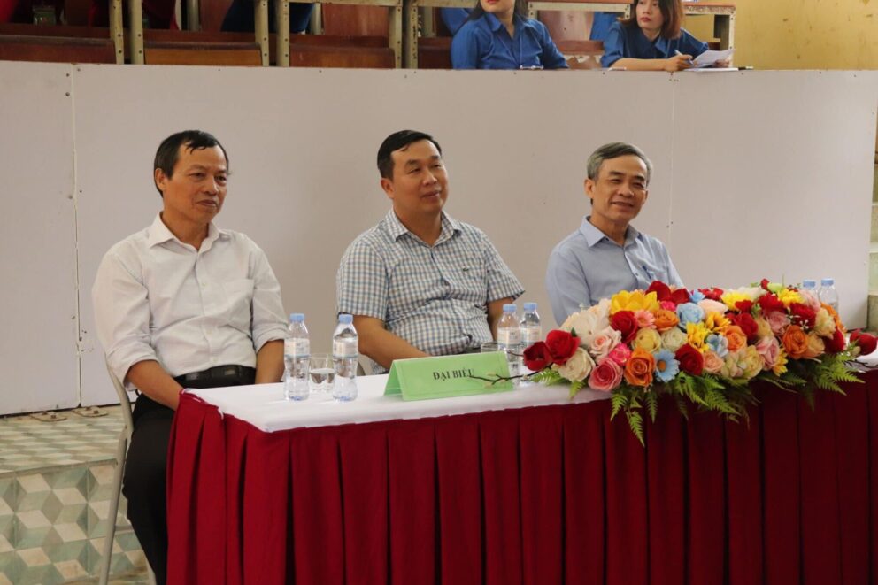 Ông Đỗ Trí Dũng - Chủ tịch HĐQT Hệ thống Liên cấp Lômônôxốp (ở giữa), thầy Nguyễn Thế Hùng - Hiệu trưởng nhà trường (bên phải); thầy Nguyễn Văn Chính - cố vấn chuyên môn HĐQT cấp THPT (bên trái)