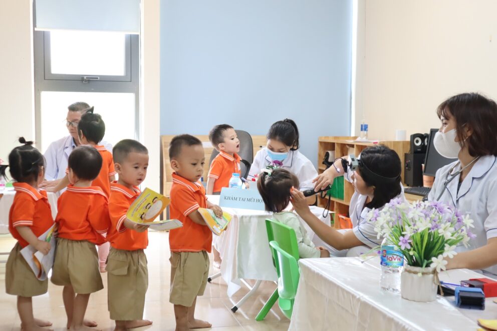 Ngày 17/10/2023, Trường Mầm non Lômônôxốp Dương Nội đã tổ chức khám sức khỏe toàn diện cho các con học sinh
