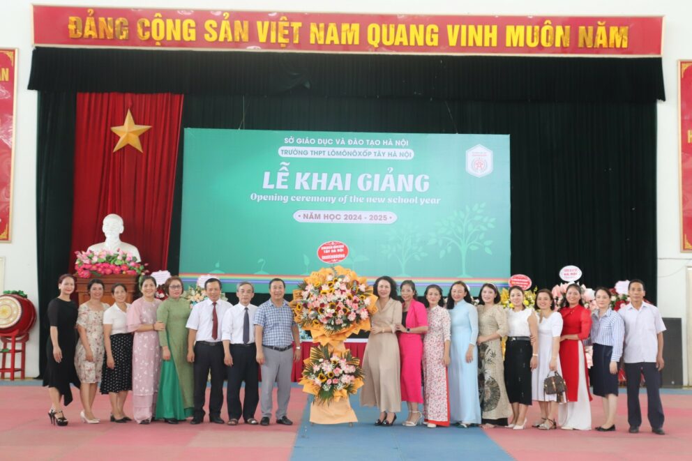 Hội cha mẹ học sinh tặng hoa chúc mừng nhà trường