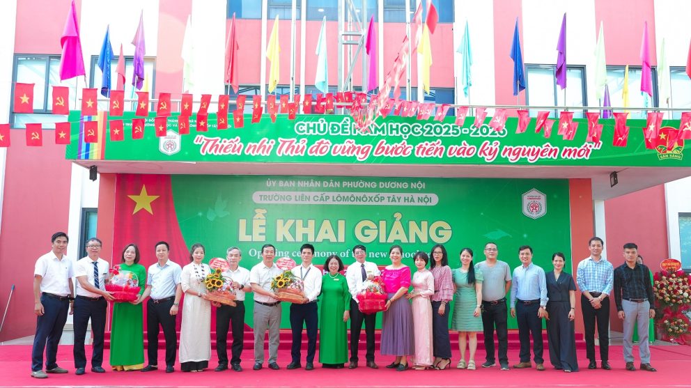 Hội cha mẹ học sinh tặng quà khích lệ tinh thần thầy trò Nhà trường trong năm học mới