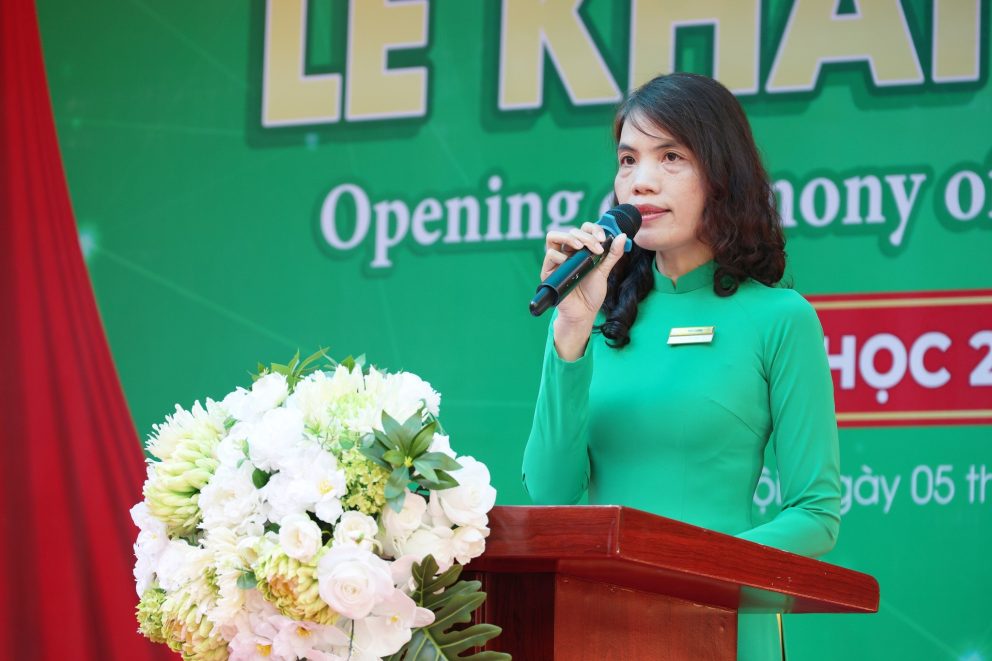 Cô Phạm Thị Thiếp - Hiệu trưởng trường Tiểu học Lômônôxốp 