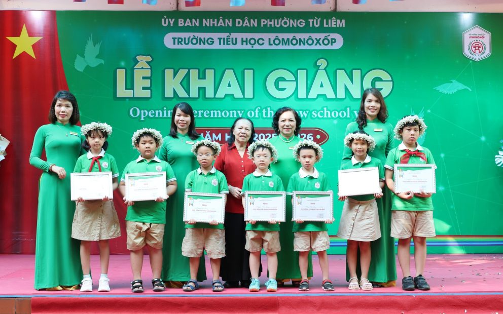 Nhà trường trao học bổng tài năng Lômônôxốp cho các Lomoer xuất sắc