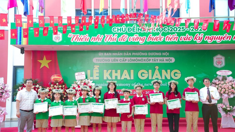 Hội đồng trường, Ban giám hiệu trao học bổng tài năng Lômônôxốp cho các con học sinh có thành tích xuất sắc trong năm học vừa qua
